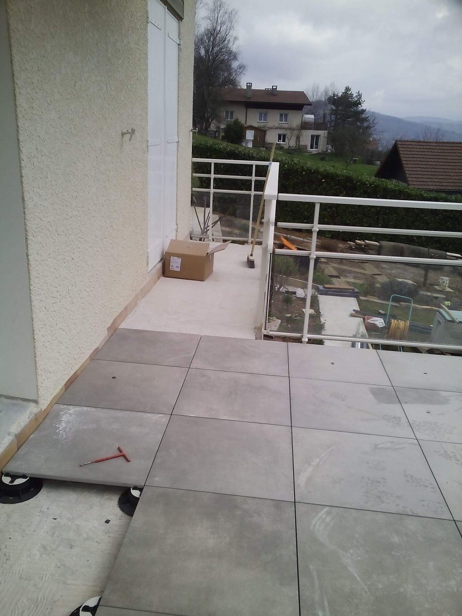 Entreprise de maçonnerie à Poisy pour pose de dalles carrelage sur plot