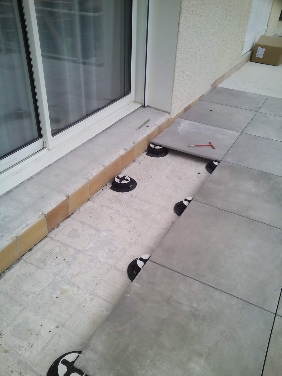 Entreprise de maçonnerie à Poisy pour pose de dalles carrelage sur plot