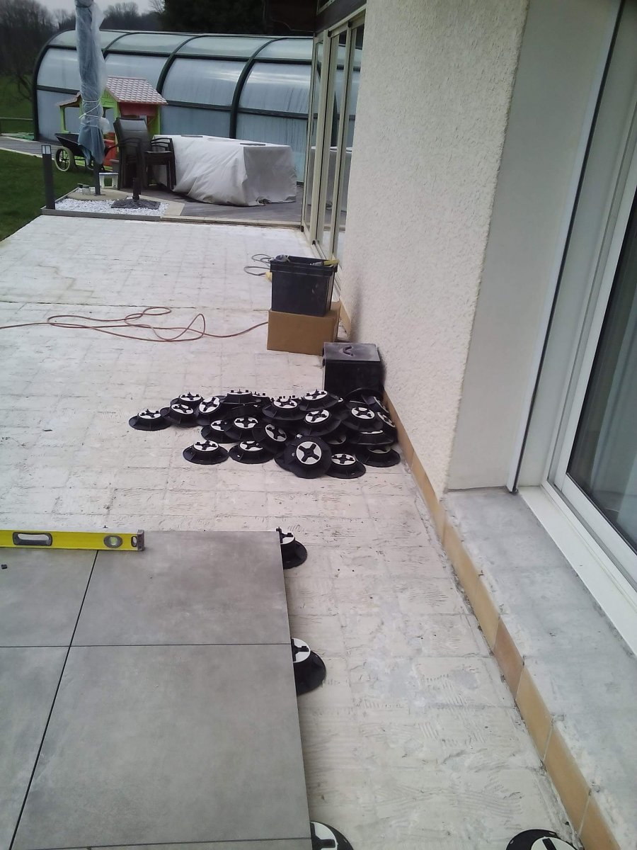 Entreprise de maçonnerie à Poisy pour pose de dalles carrelage sur plot