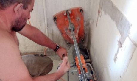 Artisan qualifié pour le carottage de mur en béton pour la réalisation d'une évacuation de WC sur La Motte-Servolex