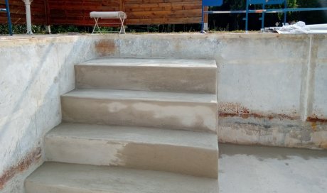 Entreprise spécialisée dans la rénovation et la création d'escalier en béton pour piscine sur Albertville