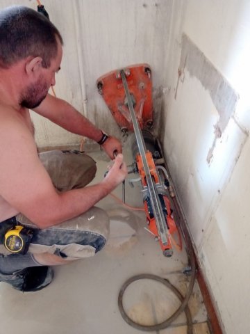 Artisan qualifié pour le carottage de mur en béton pour la réalisation d'une évacuation de WC sur La Motte-Servolex