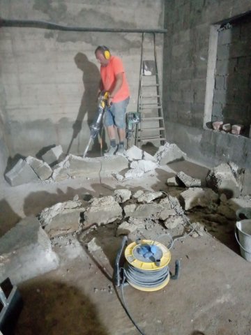 Professionnel expérimenté dans la démolition et l'évacuation de blocs de béton sur Annecy