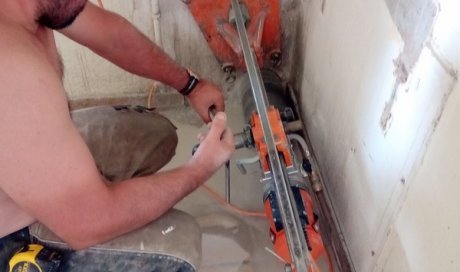 Artisan qualifié pour le carottage de mur en béton pour la réalisation d'une évacuation de WC sur La Motte-Servolex