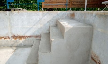 Création d'escalier en béton pour piscine à Albertville  - MCM Bâtiment à Chambéry