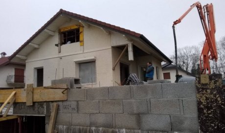 Agrandissement de maison par entreprise de maçonnerie en Savoie