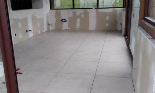 Création d'une véranda sur dalle béton avec carrelage 60x60 à Novalaise  - MCM Bâtiment à Chambéry